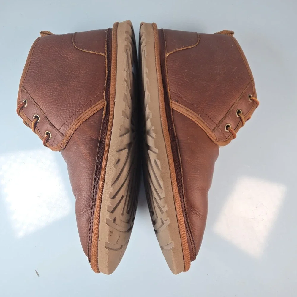 UGG Neumel Stout Leather Mens Size 9 Chestnut Chukka Lace Up Boots Shearling